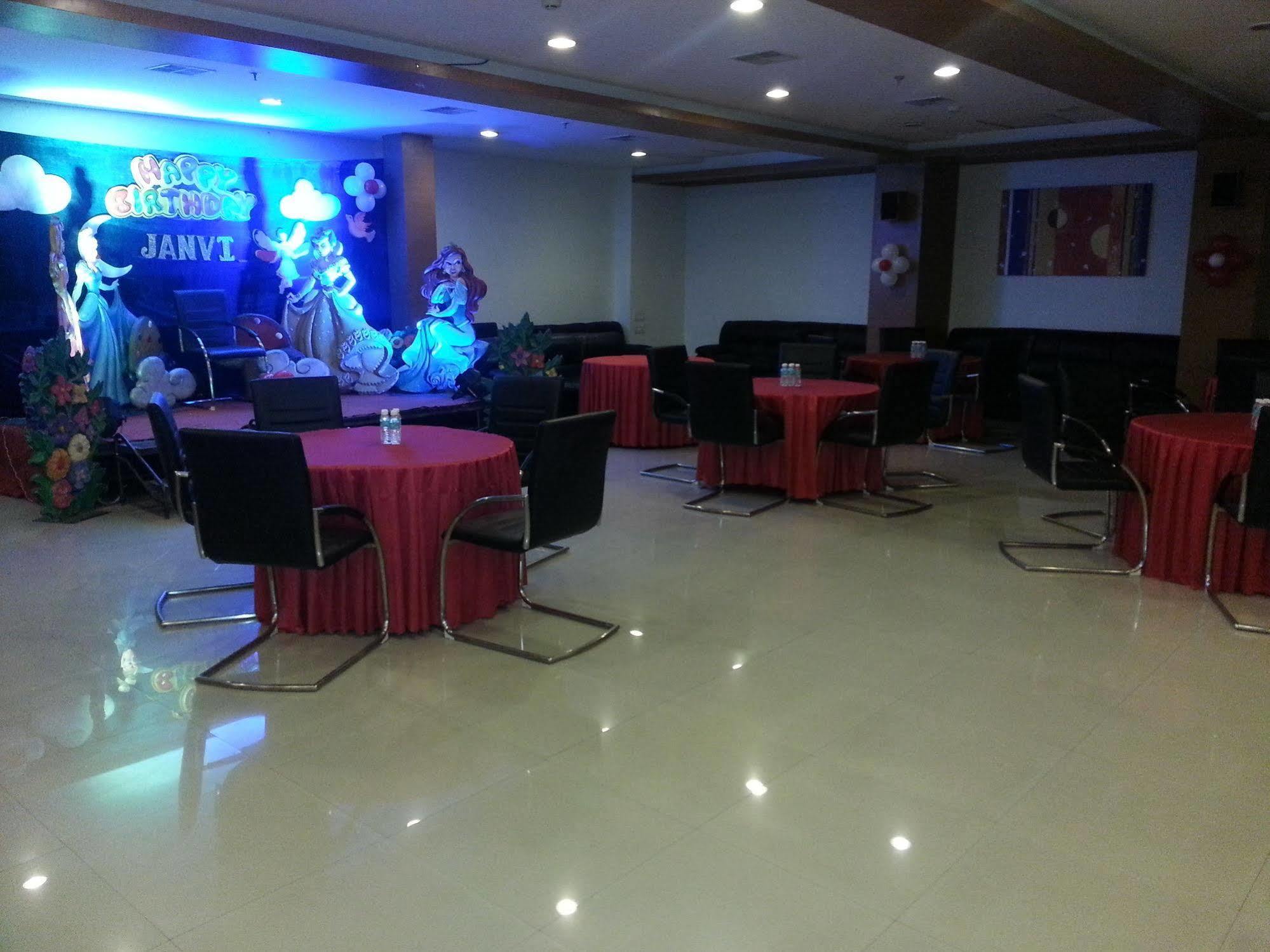 Hi 5 Hotel & Experience Nashik Exterior photo