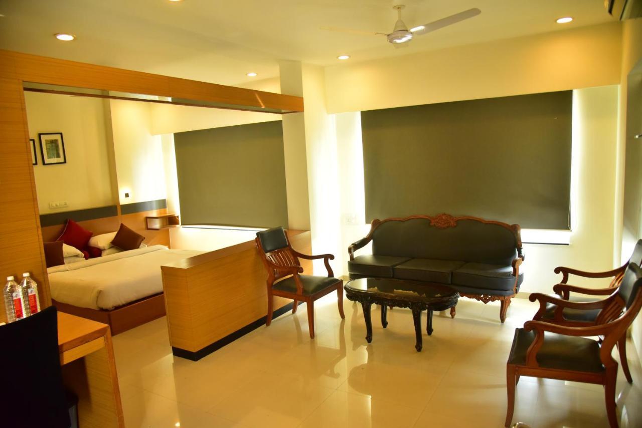 Hi 5 Hotel & Experience Nashik Exterior photo